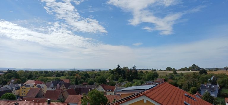 Traumblick über den Kraichgau
Dorfansicht mit roten Dächern und grüner Landschaft unter blauem Himmel.